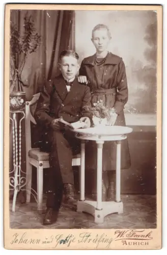 Fotografie W. Frank, Aurich, Ein Paar im Studio