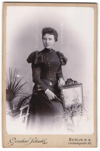 Fotografie Geschw. Schahl, Berlin, Landsbergerstr. 82, Dame in elegantem Kleid