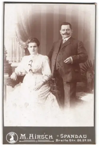 Fotografie M. Hirsch, Spandau, Breite Strasse. 26.27.28, Elegantes Paar im Studio