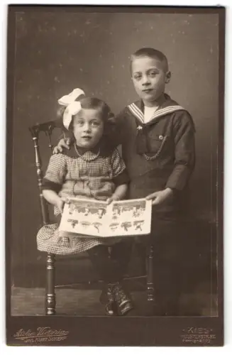 Fotografie Atelier Victoria, Kiel, Holstenstrasse 57, Geschwister mit Bilderbuch
