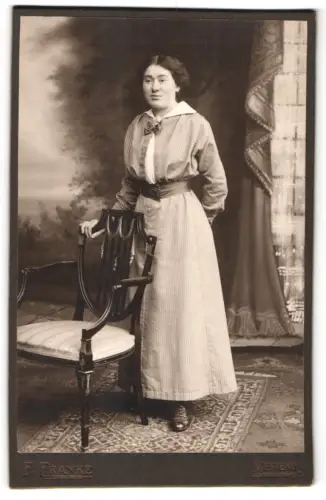 Fotografie F. Franke, Westend, Spandauerberg, Dame mit elegantem Stuhl