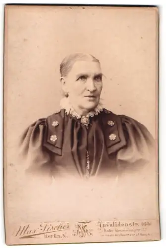 Fotografie Max Fischer, Berlin, Invalidenstr. 164, Porträt einer älteren Dame