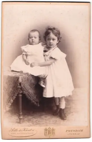 Fotografie Selle & Kuntze, Potsdam, Schwertfegerstr. 14, Zwei Kinder in weisser Kleidung