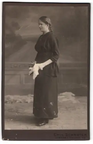 Fotografie Emil Schröter, Spandau, Potsdamer Strasse 31/32, Frau im Profil mit Blumen