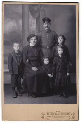 Fotografie Th. Wenzel, Berlin, Andreasstrasse 28, Familie in historischer Pose