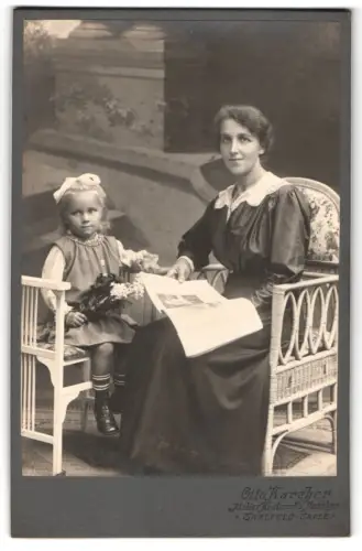 Fotografie Otto Karcher, Saalfeld, Mutter mit Kind auf Veranda
