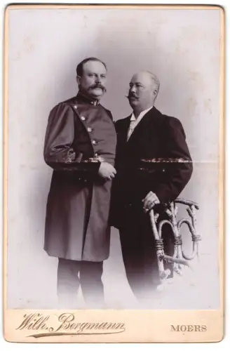 Fotografie Wilh. Bergmann, Moers, Kaiserstrasse 10, Zwei Herren in eleganter Pose
