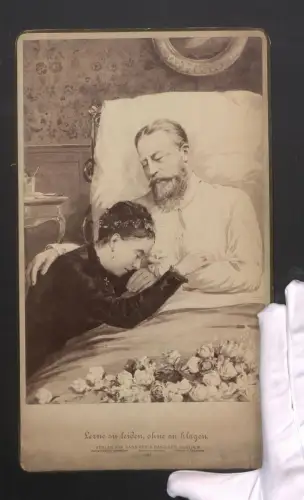 Fotografie Cassirer & Danziger, Berlin, Kaiser Friedrich III. auf dem Sterbebett mit Frau, Lerne leiden, ohne zu klagen