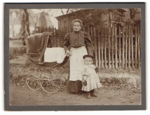 Fotografie Mutter mit ihrer Tochter und Kinderwagen