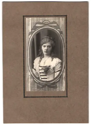 Fotografie junge Frau im Kleid mit Halskette, im Passepartout