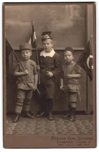 Fotografie Carl Schäfer, Elberfeld, junge Knaben als Soldaten mit Türken Fahne, Ulan, Dreierbund, türkischer Dolch