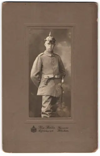 Fotografie Alex. Möhlen, Hannover, junger Soldat in Uniform des Artl. Rgt. 10 mit Pickelhaube und Pistolentasche