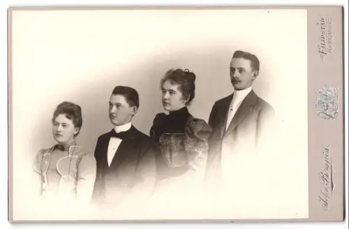 Fotografie John Bergquist, Filipstad, vier Geschwister der grösse nach aufgereiht