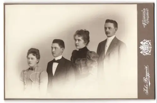 Fotografie John Bergquist, Filipstad, Geschwister in grösse nach Aufsteigend