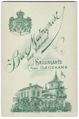 Fotografie Bror Malmquist, Skillingaryd, Ansicht Skillingaryd, Blick auf das Atelierhaus mit Werbeschild, Kgl. Wappen