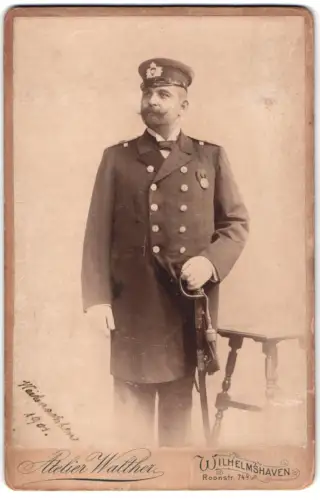 Fotografie Atelier Walther, Wilhelmshaven, Offizier der Kaiserlichen Marine in Uniform mit Säbel und Orden, 1901