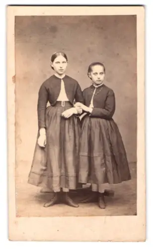 Fotografie Albert Schütze, Dresden, zwei junge Mädchen in einfachen Kleidern