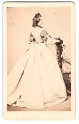 Fotografie Hanns Hanfstaengl, Dresden, junge Dame im hellen Kleid posiert im Rückenportrait