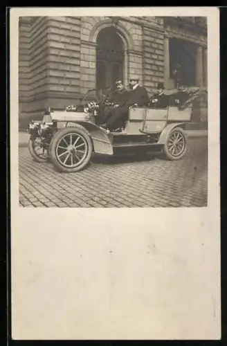 Foto-AK Offenes Auto mit Herrengesellschaft vor Verwaltungsgebäude