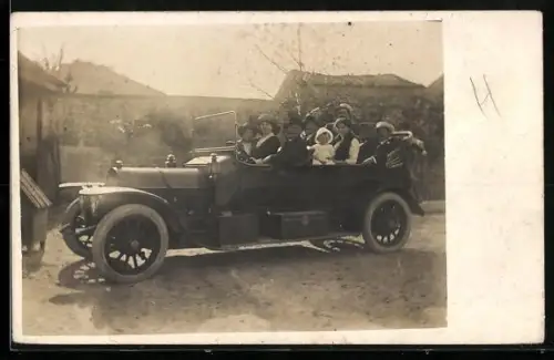 Foto-AK Auto mit Gruppen von Frauen und Kindern bei einer Ausfahrt