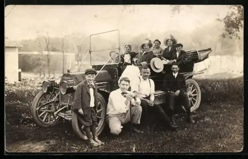 Foto-AK Auto mit einklappbarem Verdeck in dörflicher Umgebung