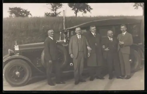 Foto-AK Auto mit geschlossenem Aufbau in Herrengesellschaft pausieren während einer Ausfahrt