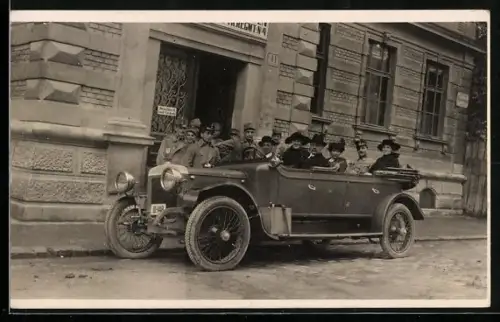 Foto-AK Auto mit mehreren Damen 1915 vor einem k.u.k. Regimentsgebäude