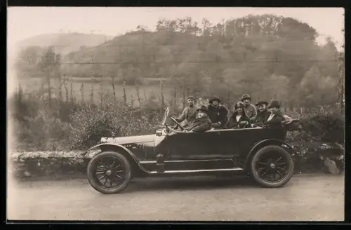 Foto-AK Auto mit Damen- und Herrengesellschaft bei einem Ausflug in bergiger Landschaft
