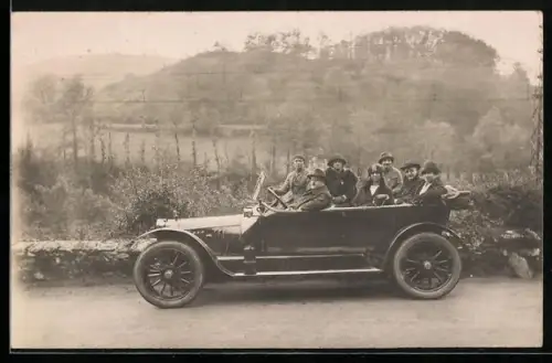Foto-AK Auto mit Damen- und Herrengesellschaft bei einem Ausflug in der Nähe von Lourdes 1927