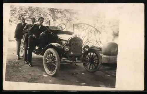 Foto-AK Auto und drei junge Herren vor einer Ausfahrt
