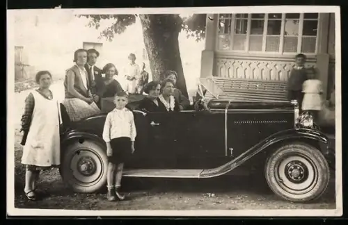 Foto-AK Auto mit Frauen und Kindern auf einem Grundstück