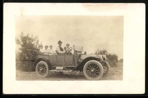 Foto-AK Auto in Seitenansicht mit drei jungen Frauen auf der Rücksitzbank