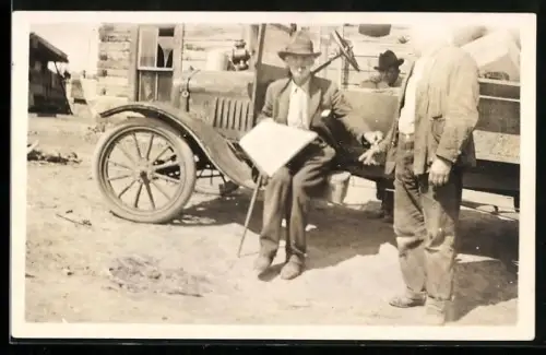 Foto-AK Auto mit älterem Herr beim Zeitungslesen
