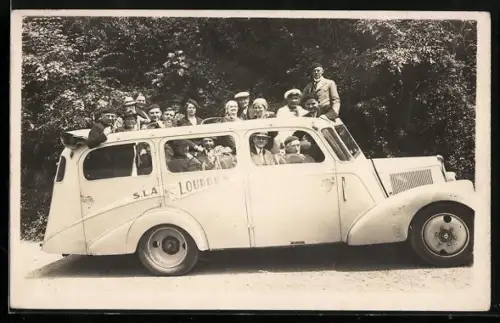 Foto-AK Auto der S.L.A. Lourdes mit zahlreichen Fahrgästen
