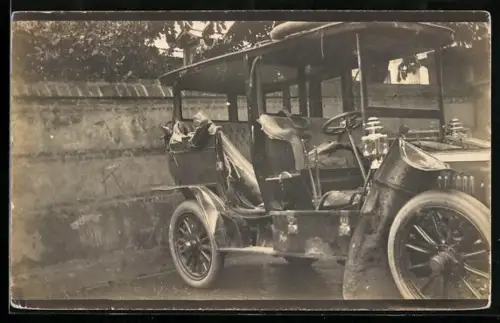 AK Auto mit hohem Aufbau während einer Reparatur