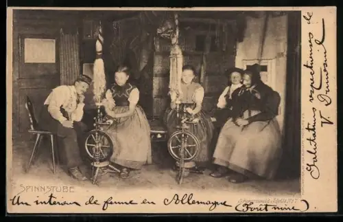 AK Spinnstube, Frauen in Trachten an Spinnrädern