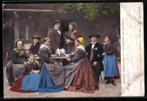AK Badische Volkstrachten, Kinzigthäler aus Hofstetten, Familie in Trachtenkleidung vor dem Haus