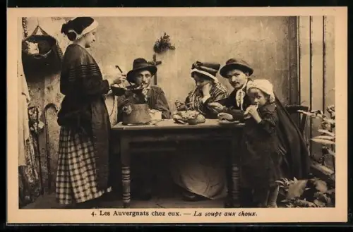 AK Les Auvergnats chez eux, La soupe aux choux, Bauern beim Essen in d. Stube