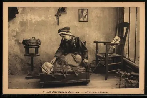 AK Französische Mutter aus der Auvergne kümmert sich um ihr Kind