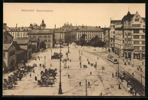 AK München, belebter Bahnhofsplatz mit Strassenbahn, Pferdekutschen