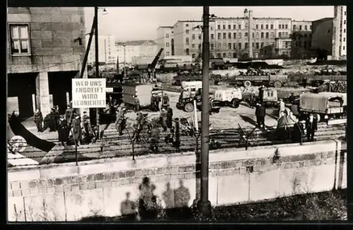 AK Berlin, Blick über die Grenzmauer in die Wilhelmstrasse