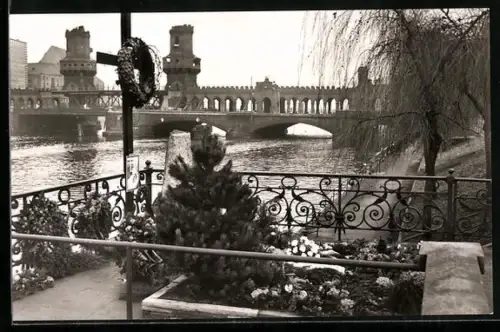 AK Berlin, Mahnmal an der Oberbaumbrücke
