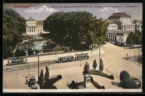 AK Wiesbaden, Blick auf Kurhaus, Theater und Kaiser Friedrich-Denkmal mit Strassenbahn