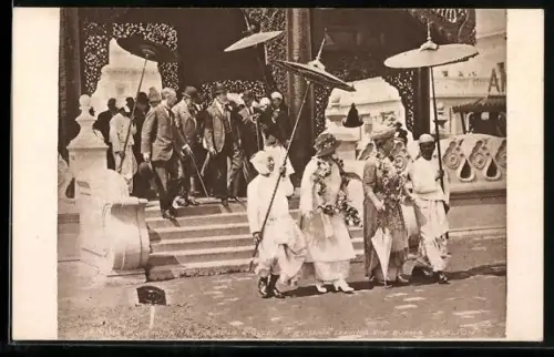 AK London, British Empire Exhibiton 1924, Queen with the King & Queen of Rumania leaving the Burma Pavilion