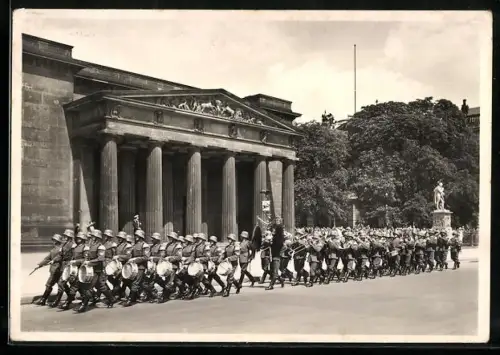 AK Berlin, Neue Wache mit Soldatenparade