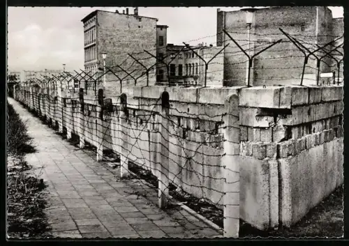 AK Berlin, Sebastianstrasse mit Mauer und Stacheldrahtzaun, Grenze