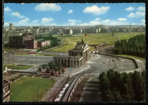 AK Berlin, Brandenburger Tor mit der Grenze nach dem 13.August 1961 aus der Vogelschau