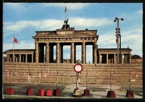 AK Berlin, Blick auf das Brandenburger Tor nach dem 13. August 1961, Grenze