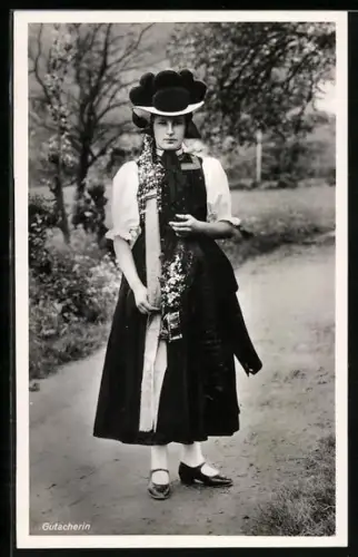 AK Gutach / Schwarzwaldbahn, Gutacherin trägt Schwarzwälder Tracht