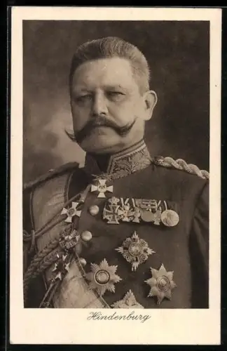 AK Generalfeldmarschall Paul von Hindenburg mit zahlreichen Orden an der Uniform